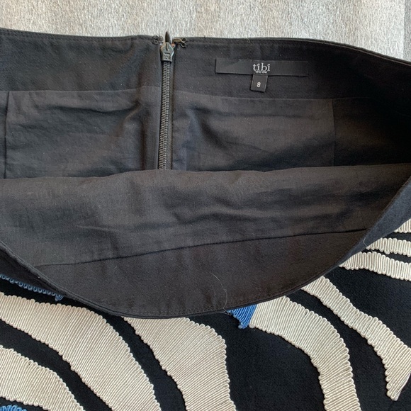 Pre-owned size 8 TIBI black with white and blue abstract aplique mini skirt. - Picture 3 of 4